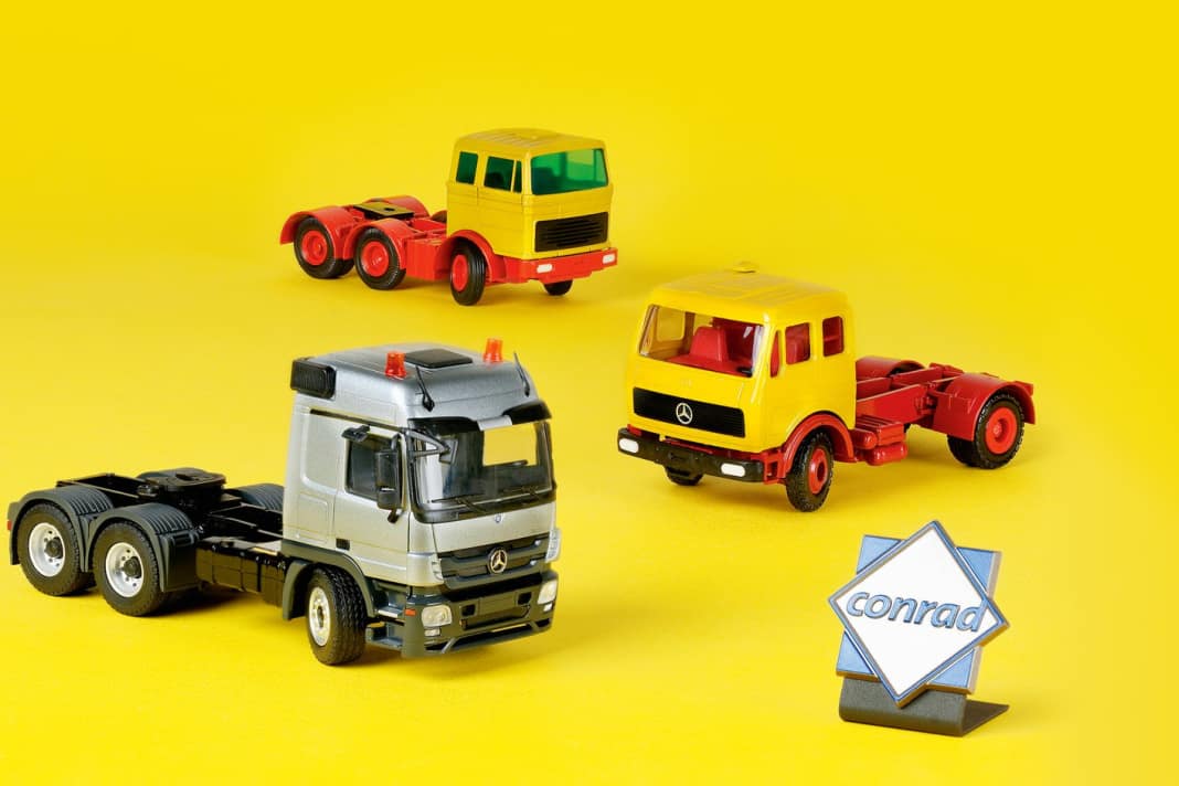 Deko, die Feinheit der Gravuren, die deutliche Verbesserung der Interieurs zeigen den Fortschritt der Mercedes-Lkw en miniature