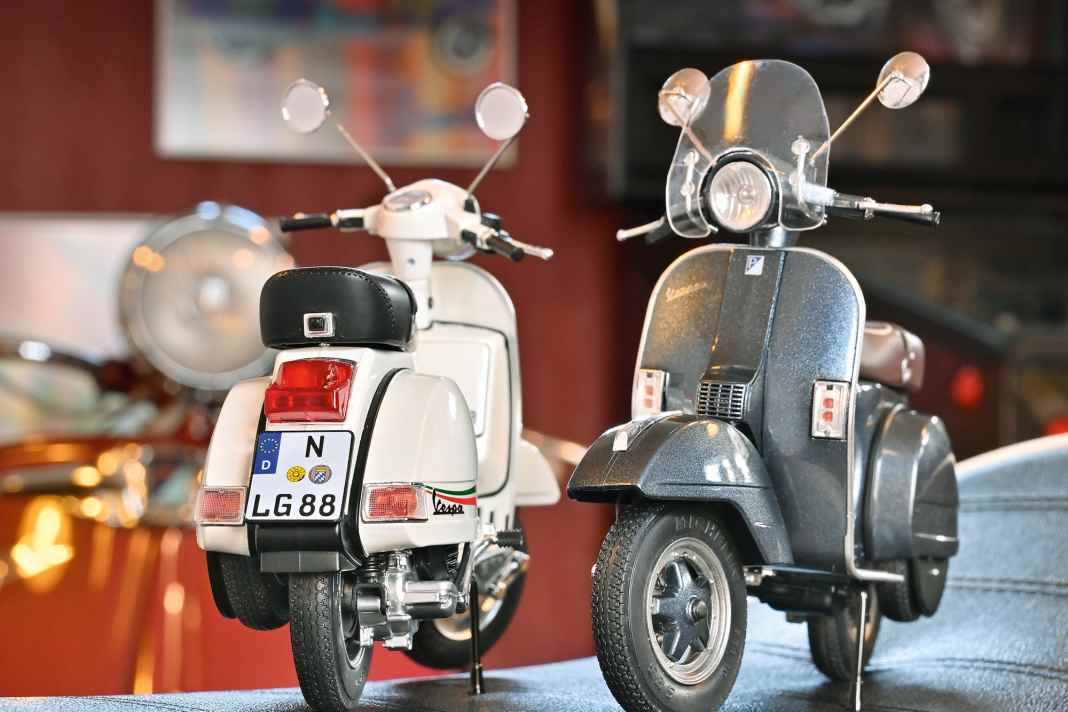 Mit zurückhaltender Farbwahl in den Tönen Weiß und Grau unterstreicht Schuco die klassische Eleganz der beiden neuen Ausgaben seines Piaggio-Motorrollers in 1:10