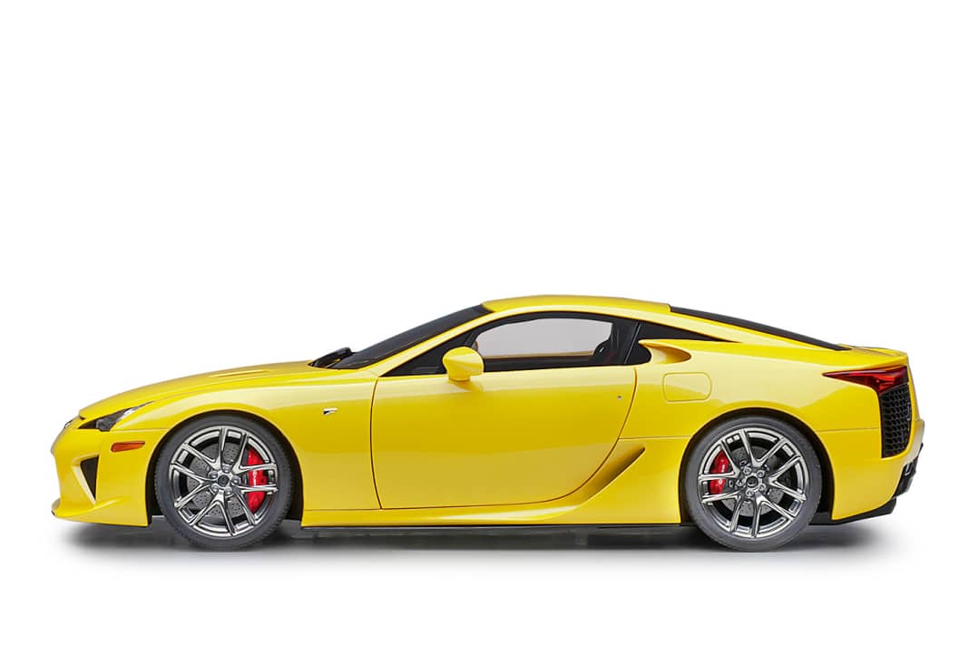 Dem ungewöhnlichen Design des Sportwagens Lexus LFA kommt Autoart in 1:18 mit unendlicher Präzision auf die Spur