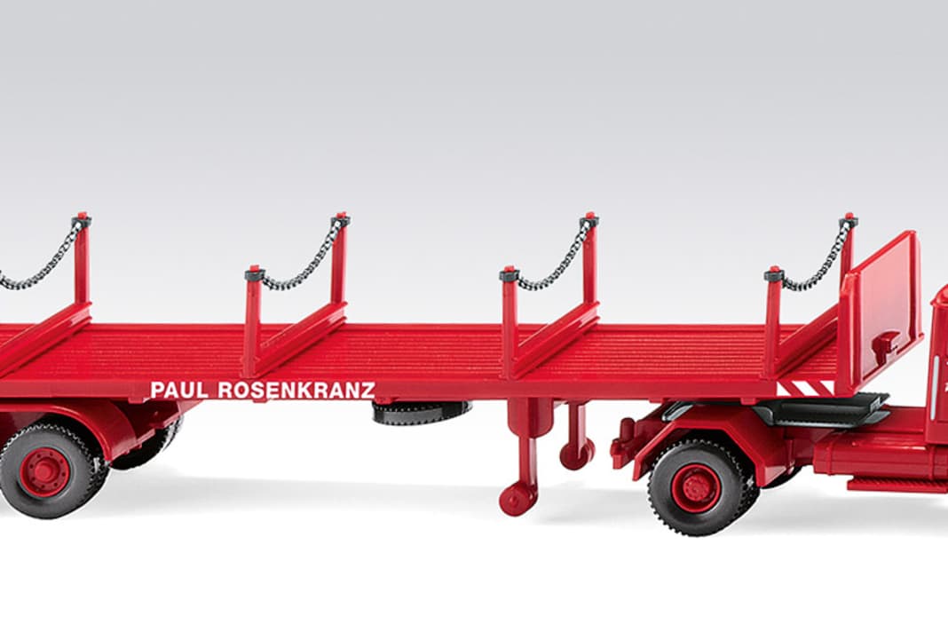 „Länge läuft“ gilt auf jeden Fall beim Wiking Faun-Rungensattelzug in roter „Paul Rosenkranz“- Dekoration für die Baugröße 1:87