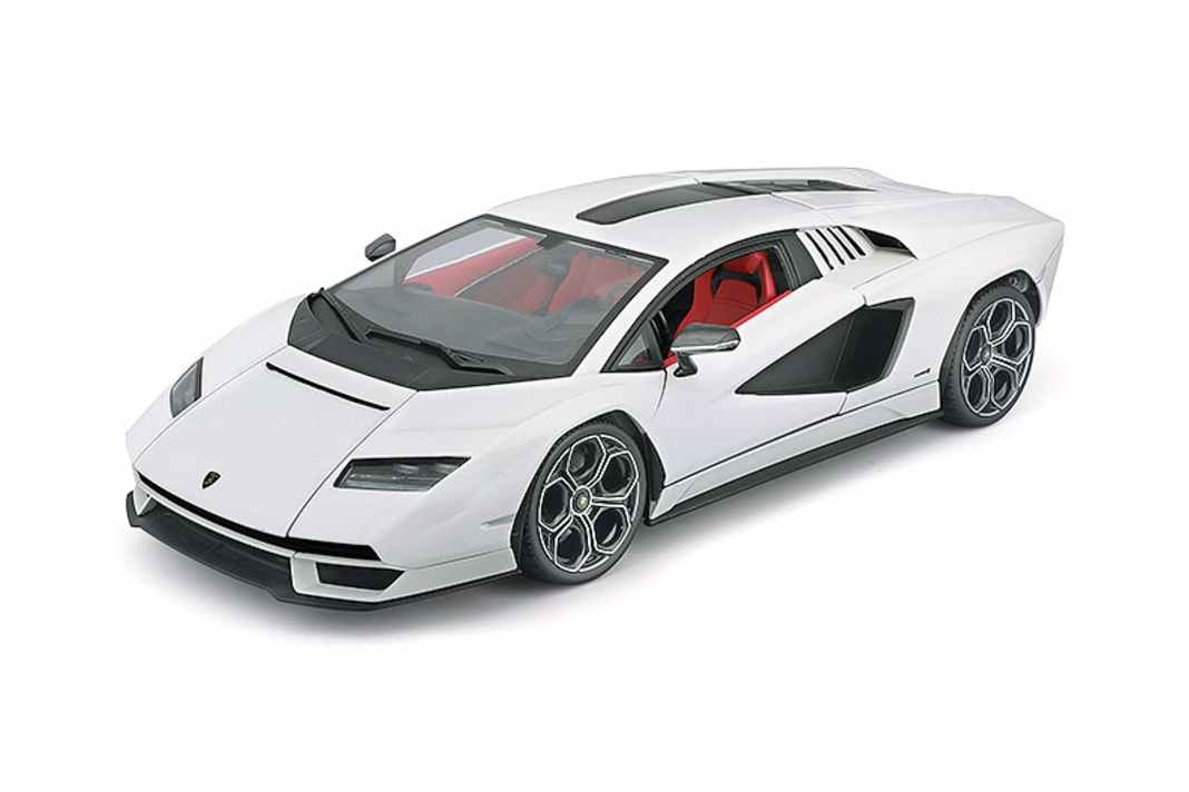 Erste Werksbilder zeigen den Lamborghini Countach LP 800-4 von Maisto/Bauer in Impact-Weiß als Die- Cast-Modell in 1:18