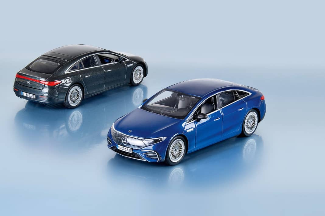 Im Maßstab 1:27 passt der Mercedes-Benz EQS von Maisto/Bauer exakt in den Standard- Karton für die 1:24-Serie – und zwar in Top- Lackierung