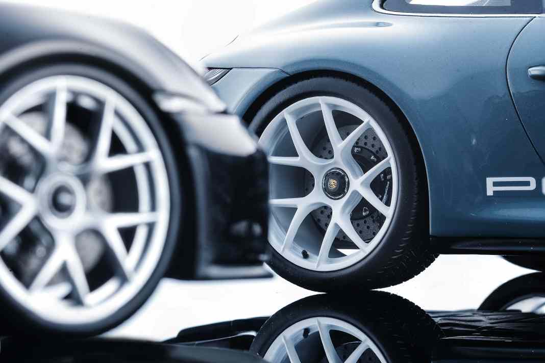Die hochpräzisen 1:18-Modelle von Spark aus Resine  setzen dem Porsche 911 (992) S/T ein kleines Denkmal
