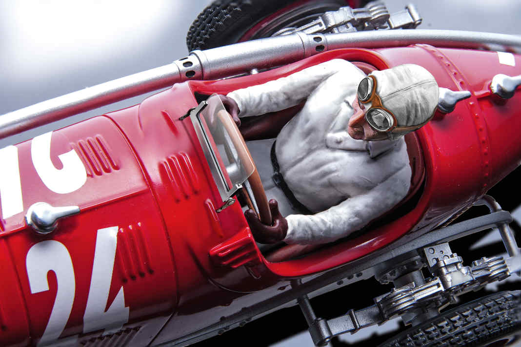 Der Coole mit Brille und Haube: Tazio Nuvolari im traumhaften Alfa Romeo P3, den Tecnomodel in 1:18 realisiert hat