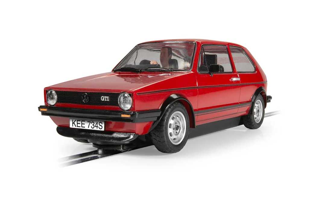 Der zweite Kompakt-Renner von Scalextric stammt aus Wolfsburg: Der erste VW Golf GTI kommt als 1:32-Modell für die Autorennbahn.