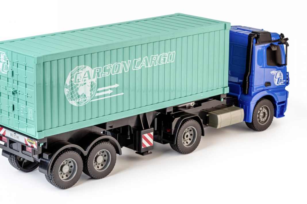 Beim Auflieger des Arocs hat sich Carson für einen Container als Ladegut entschieden. Foto: Werk