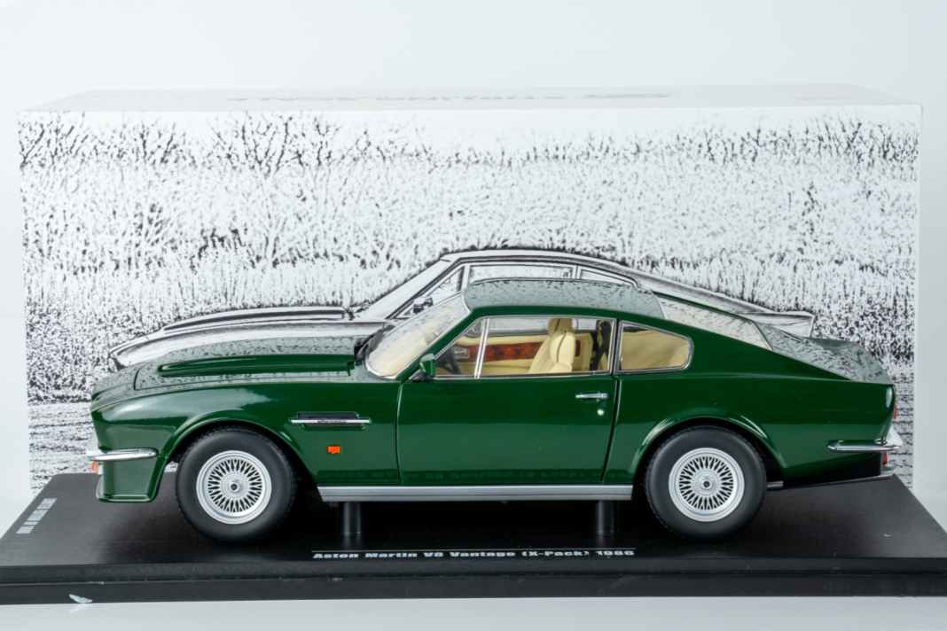 Hier ist der Aston Martin V8 mit Vantage X-Package in 1:18 in Grün zu sehen. ] Photographer: model-universe.com