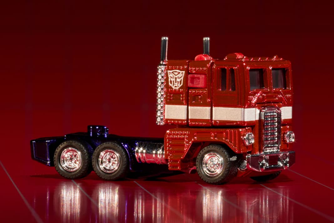 Für die Nicht-Transformers-Kenner: Optimus Prime ist Autobot und kämpft also bei den Guten. Auf der Erde tarnt er sich als COE-Zugmaschine