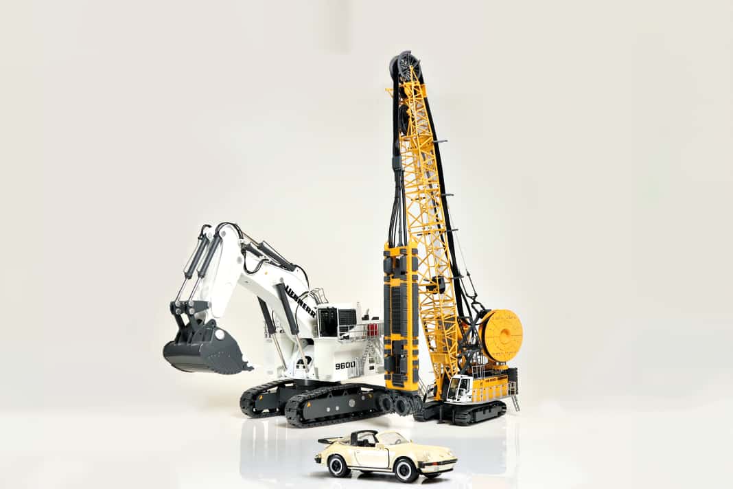 In Sachen PS-Leistung der Originale haben die beiden Liebherr- Baumaschinen von NZG in 1:50 die Nase weit vorn