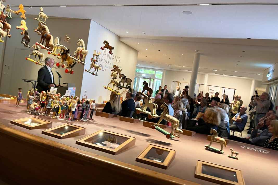 Paul Heinz Bruder (links) bei der gut besuchten Eröffnung der Sonderausstellung im Spielzeugmuseum Nürnberg ] Foto: Hell Sinki
