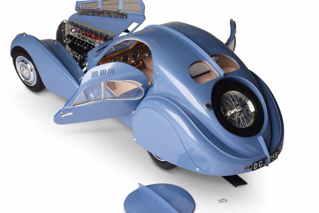 Das von Carson Modellsport importierte Ixo-Modell zeichnet den Bugatti 57 SC Atlantic mit der Chassisnummer 57453 in 1:8 nach