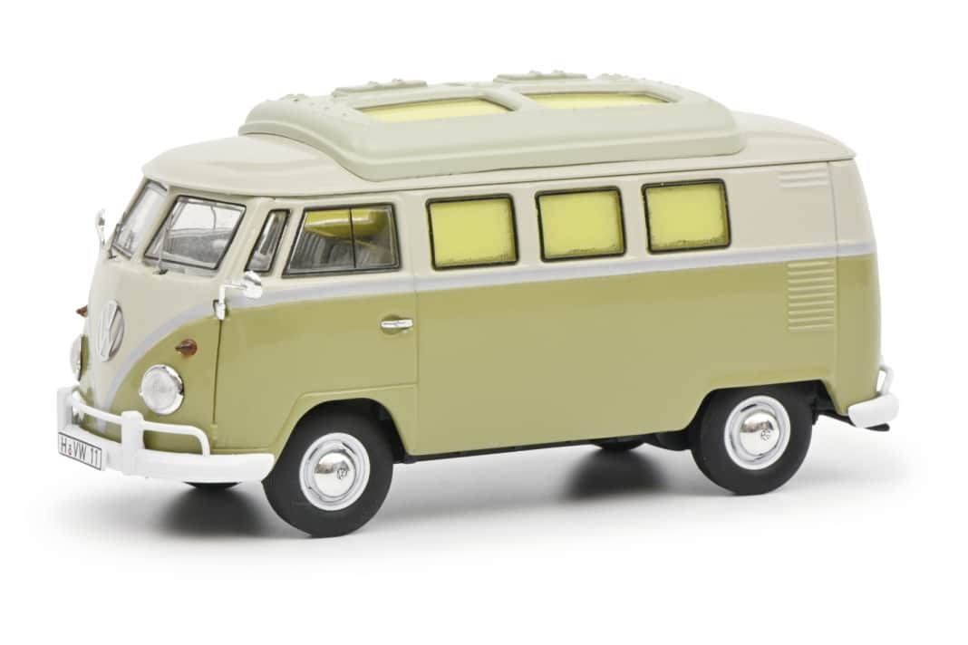 Der Volkswagen T1 als Wohnmobil rollt zweifarbig und mit Aufstelldach zu den Sammlern