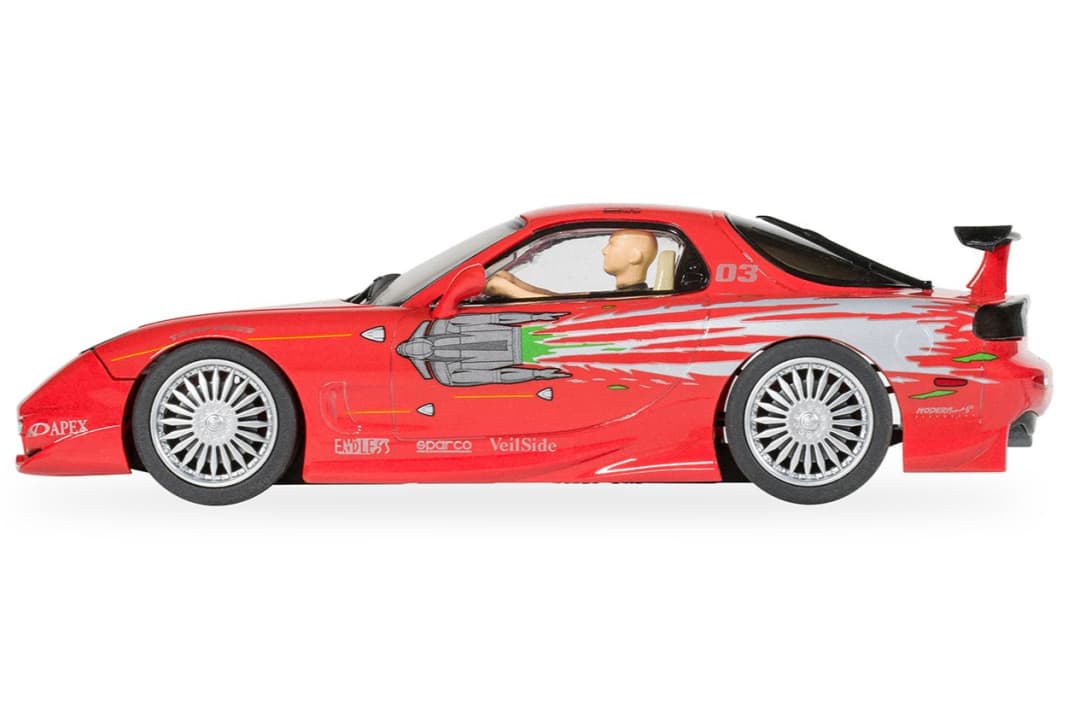 In der Seitenansicht ist die feine Dekoration des Wankel-Coupés in der Filmversion von Scalextric gut zu erkennen. ] Foto: Werk