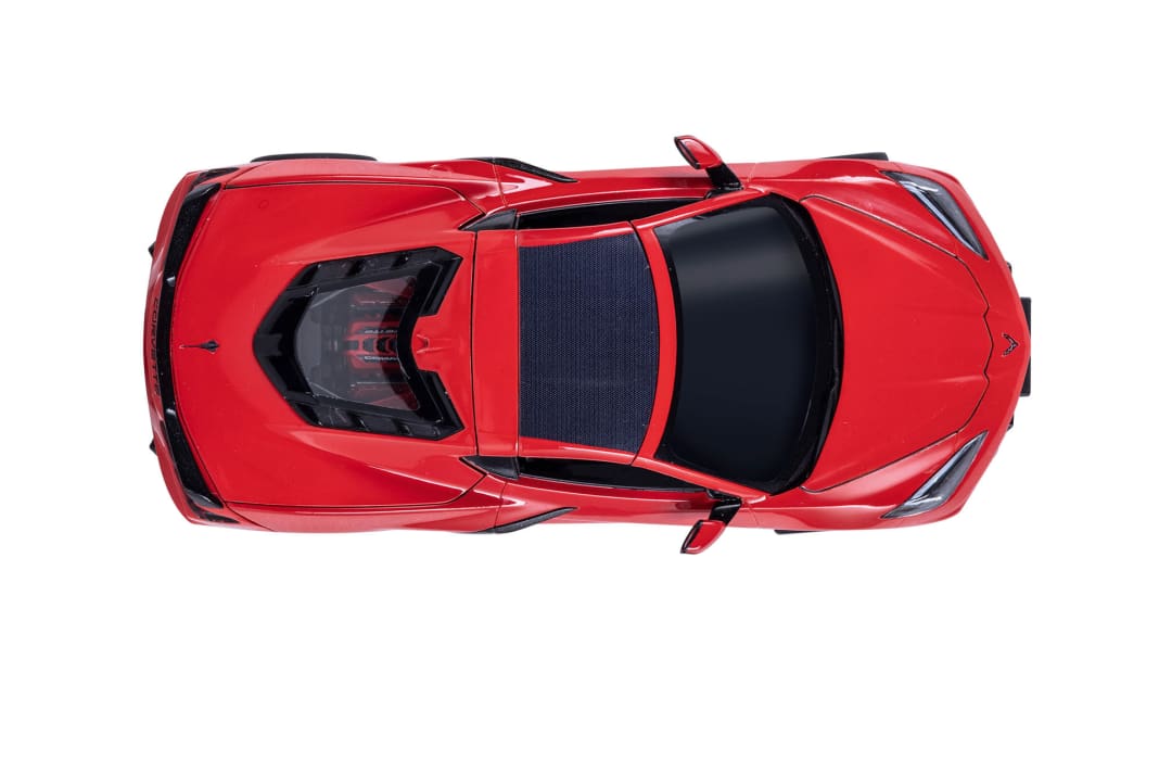 Trotz der Technik des RC-Antriebs hat Revell noch Platz für Motordetails der Corvette C8 unter der Heckscheibe gefunden.  Foto: Werk