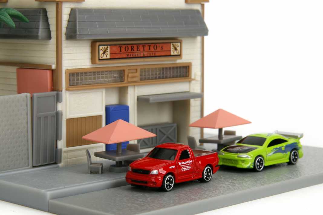 Wenn Dom Toretto und Brian O`Conner mal auf einen Kaffee ins Restaurant fahren, dann stehen ein roter Ford Pick-up und ein giftgrüner Mitsubishi Eclipse vor der Tür ] Foto: Werk