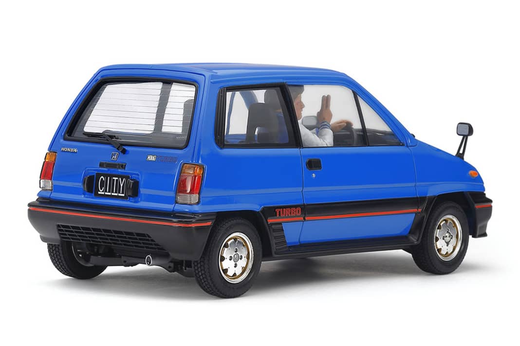 Die Reedition des Honda City kommt mit geschlossener Kunststoffkarosserie und detailliertem Fahrwerk und Chassis sowie samt Fahrerfigur zum Bastler ] Foto: Werk