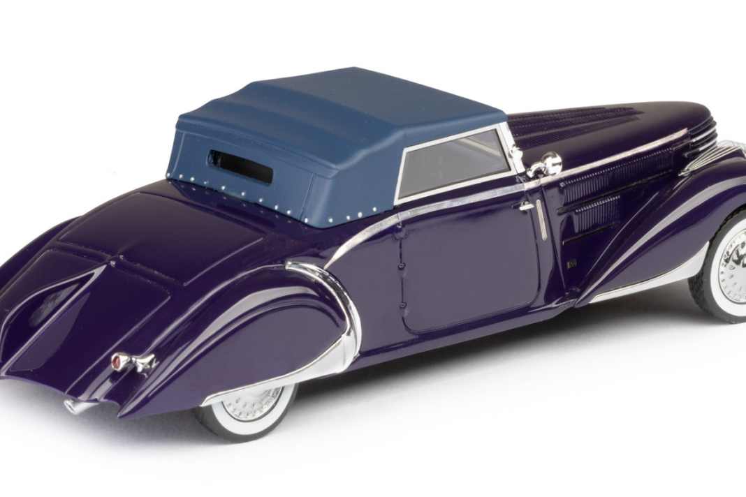 Esval Models baut den Clabot Roadster in 1:43 auch in einer blauen Version, die allerdings einen starken violetten Schimmer besitzt. Hier mit geschlossenem Dach.
