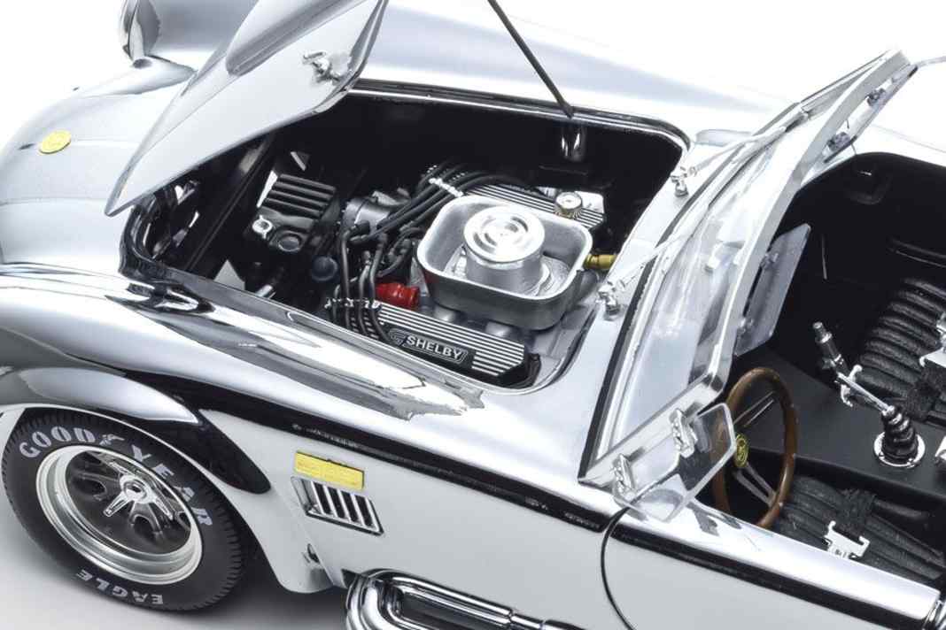 Diese Cobra glänzt nicht nur mit Chrom, sondern auch mit Finessen. Der verkleinerte V8 mit sieben Litern Hubraum ist ein Traum. ] Foto: Werk