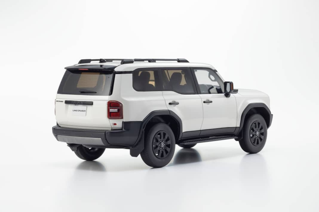 Als zweite Farbvariante produzieren die Japaner den knorrigen Geländegänger Land Cruiser 250 auch in Weiß ] Foto: Kyosho