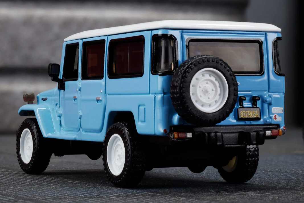 Schon ohne das Zubehör hinterlässt der Land Cruiser in 1:64 einen Respekt einflößenden Eindruck. Der FJ45 hatte den längsten lieferbaren Radstand dieser Generation. ] Foto: Hot Wheels
