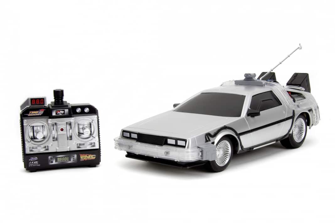 Die rasende Zeitmaschine in 1:16 kommt bei Jada Toys komplett mit Funkfernsteuerung