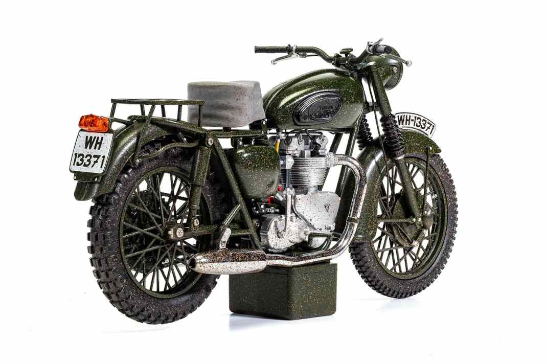 Auch in der Heckansicht ist die Verschmutzung der Triumph TR6 Trophy in 1:12 gut zu erkennen