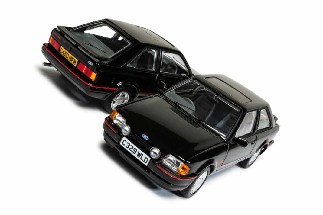 Beide sind XR3i, beide haben ein Schiebedach und einen davon führt Corgi in 1:43 bald in seiner Vanguards-Serie Foto: Werk