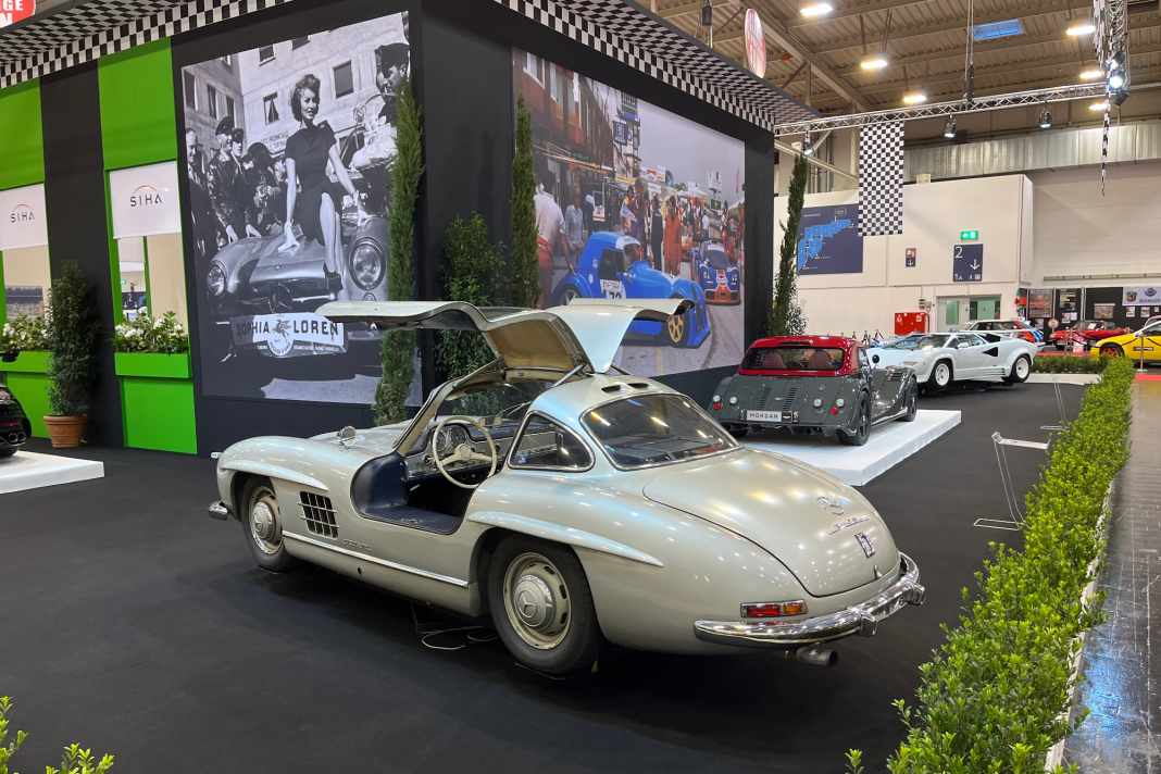 Zwei Naturereignisse fanden in Essen zusammen: Die Loren und der Mercedes-Benz 300 SL Flügeltürer am SIHA-Stand ] Foto: Hell Sinki