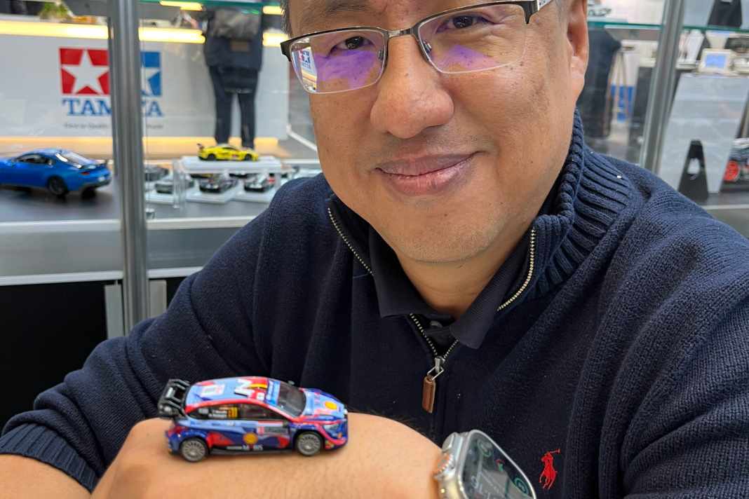 Große Ehre für die Modellautofans: Glen Chou, der Chef von Mini GT, signiert am Stand das Sondermodell in Essen ] Foto: Hell Sinki