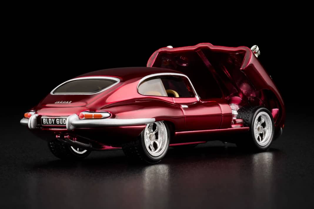 Diesen E-Type gibt es nur für Mitglieder des Red-Line-Clubs von Hot Wheels. Die Motorhaube ist bewegliche umgesetzt. ] Foto: Werk