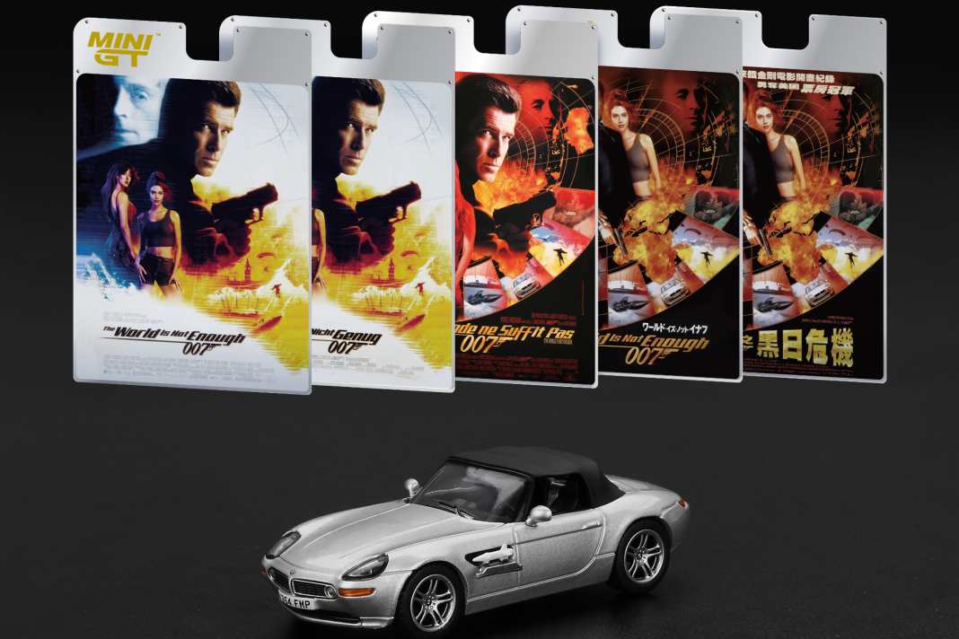 Der BMW Z8 aus "Die Welt ist nicht genug" kommt bei Mini GT in der James-Bond-Serie der Baugröße 1:64 sogar mit fünf unterschiedlichen Filmplakaten im Blisterpack ] Foto: Werk