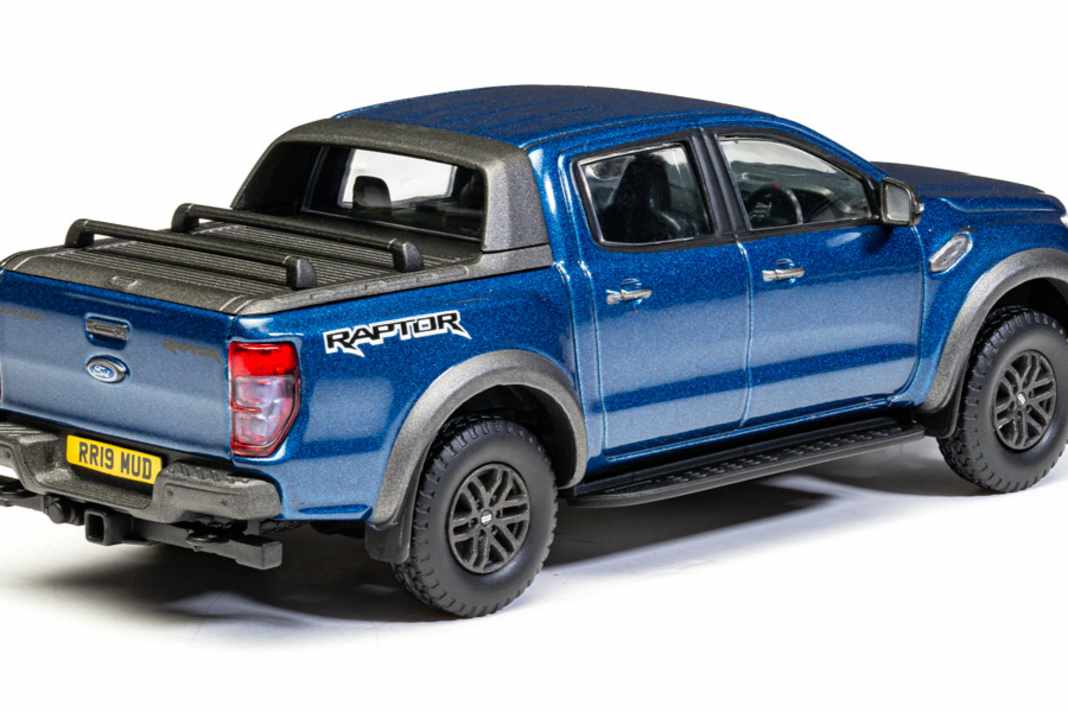 Das blaue Pressemodell des Ford Ranger liefert Corgi mit geschlossener Persenning in 1:43