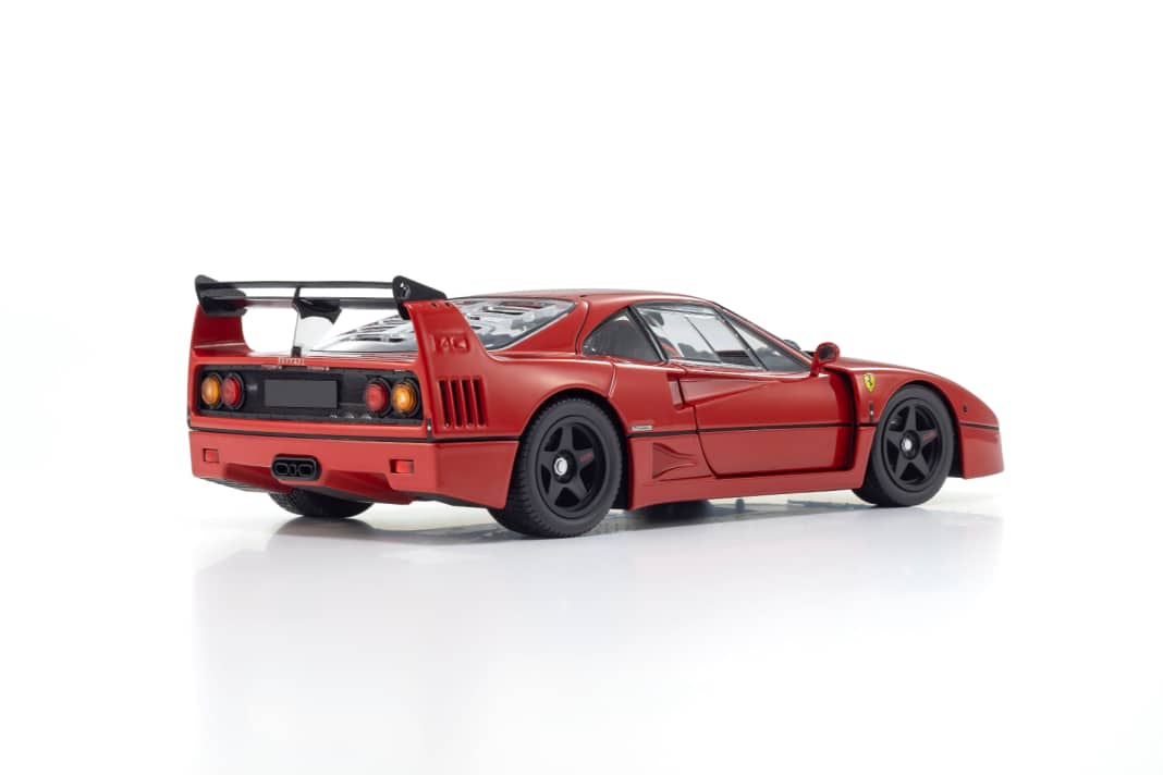 Aus dieser Perspektive ist der einstellbare Le-Mans-Heckflügel der wiederaufgelegten Variante des F40 in 1:18 gut zu erkennen ] Foto: Werk
