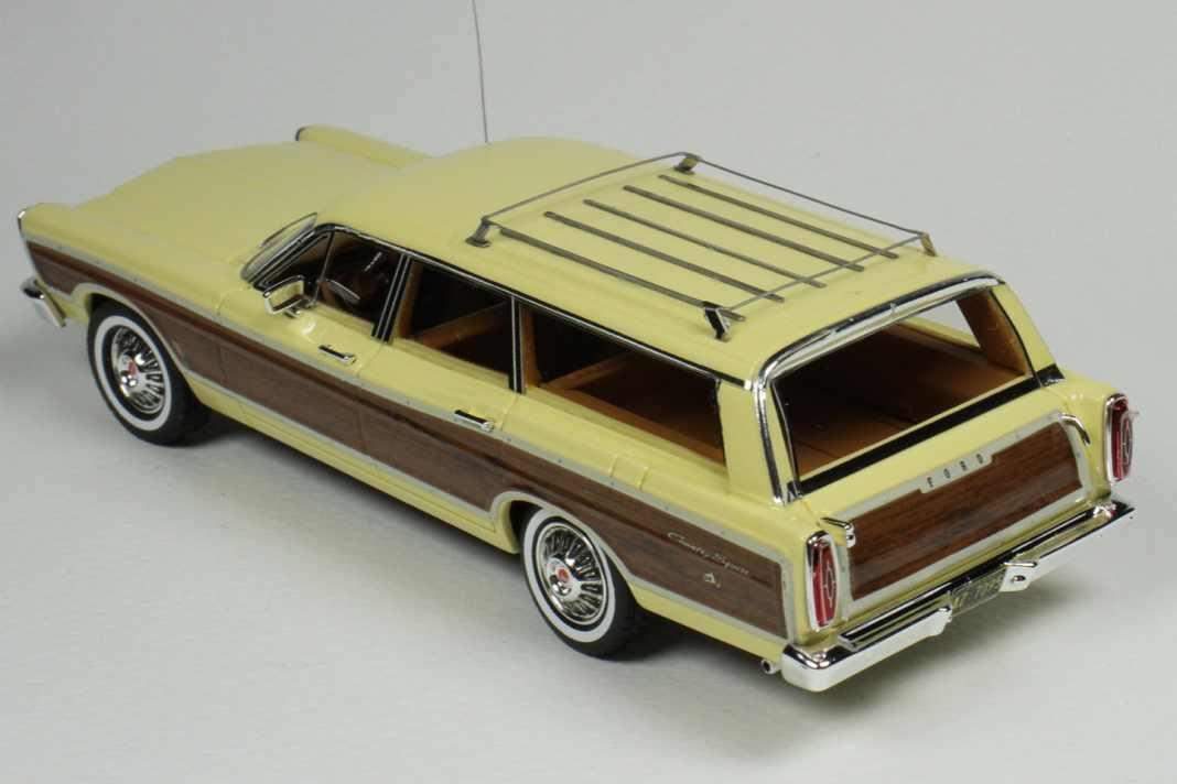 Fast schon poetisch ist der Name der zweiten Farbe, in der Goldvarg den 1:43-Ford liefert: Springtime Yellow, also: Frühlingsgelb! ] Foto: Werk