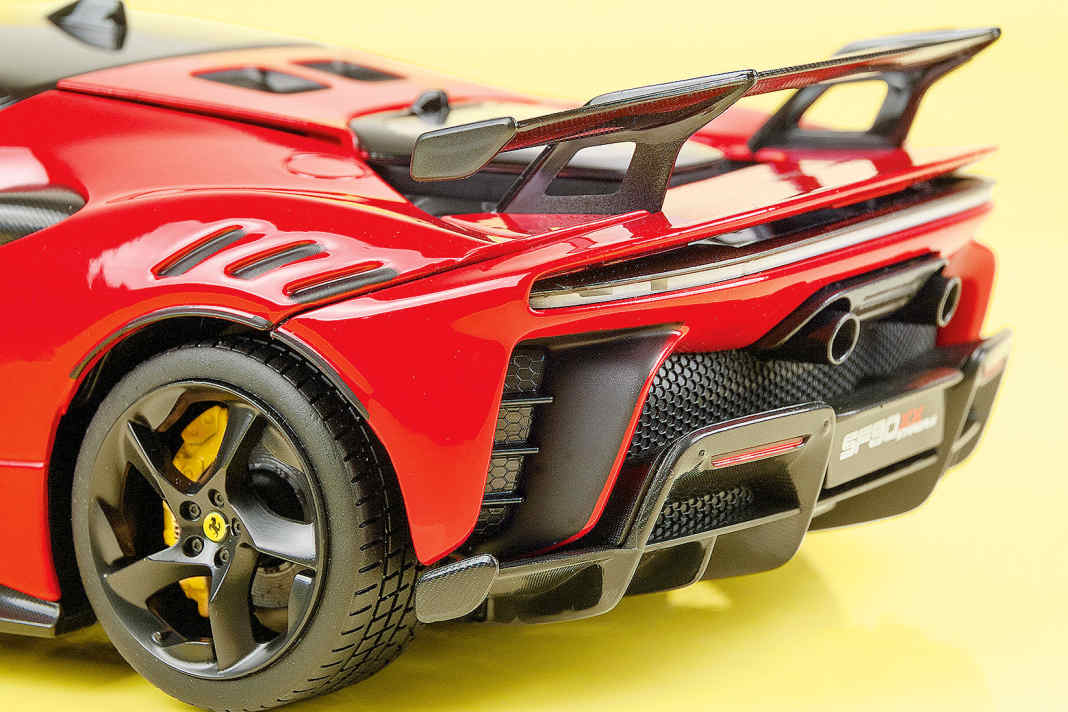 Bei Bburago geht das Finish nach oben. Das beweist auch der Ferrari SF90 XX Stradale als 1:18-Verkleinerung aus Die Cast.