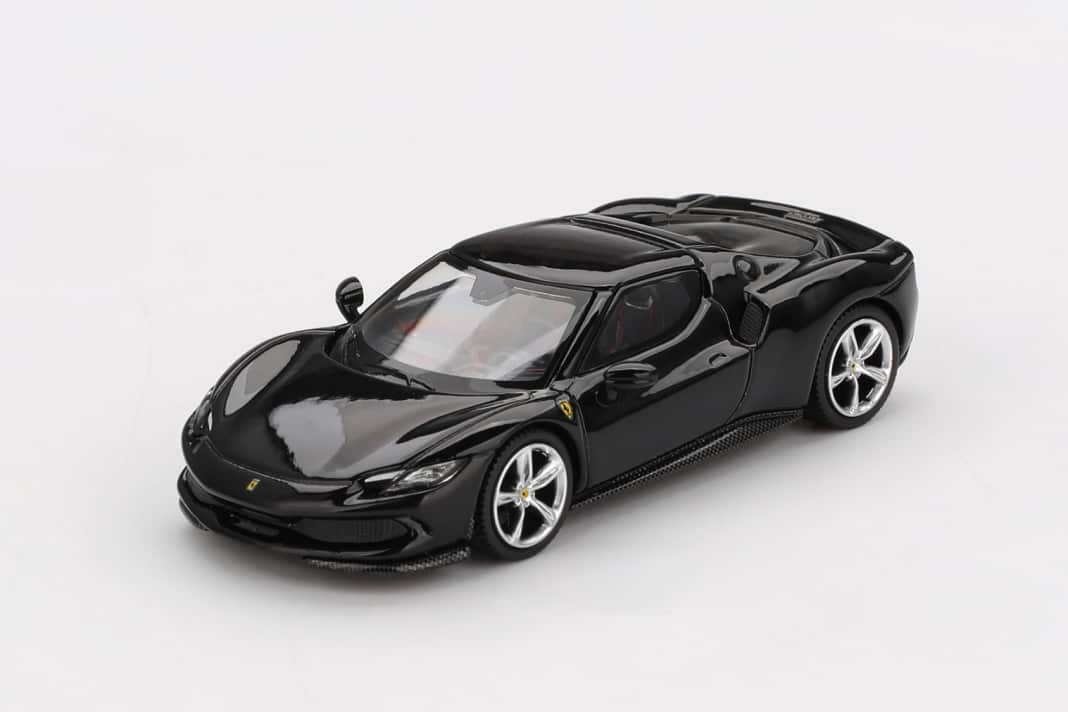 In dezentem Nero Daytona rollt der Ferrari 296 GTB von BBR in 1:64 vor. Allerdings geht das Coupé erst im September an den Start. ] Foto: Werk