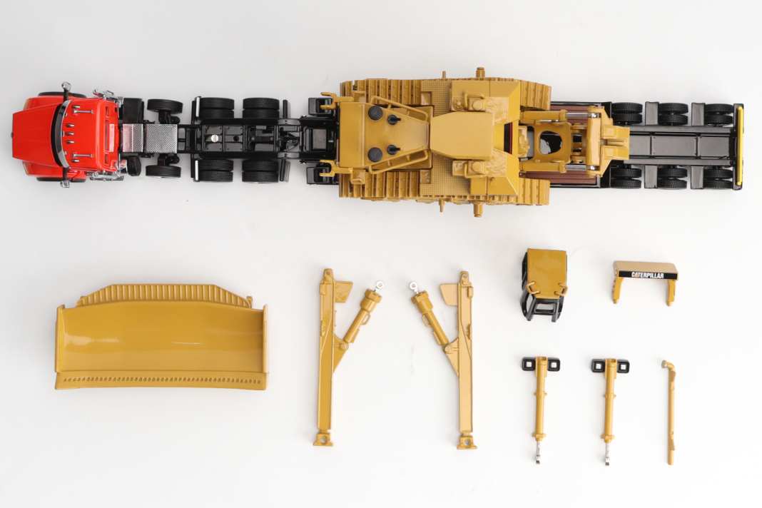 Es reicht nicht ganz: Trotz Trail-King-Tieflader bleiben bei diesem Kenworth-Zug noch einige Teile des 1:50-Bulldozers übrig, die ein anderer 1:50-Truck transportieren müsste ] Foto: DM