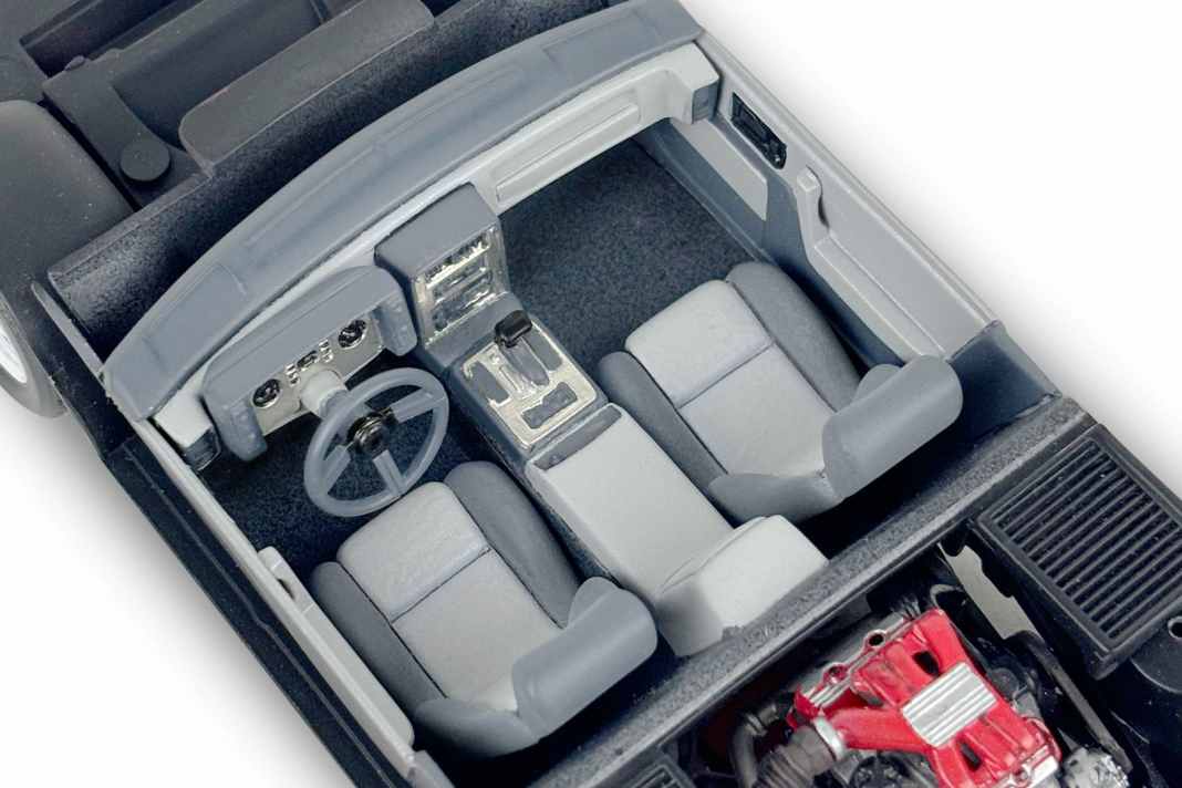 So lässt sich das Interieur des Kits gekonnt mit Pinsel und Farbe im Bicolorlook pimpen. Für die Instrumente liefert Revell Abziehbilder mit. ] Foto: Werk