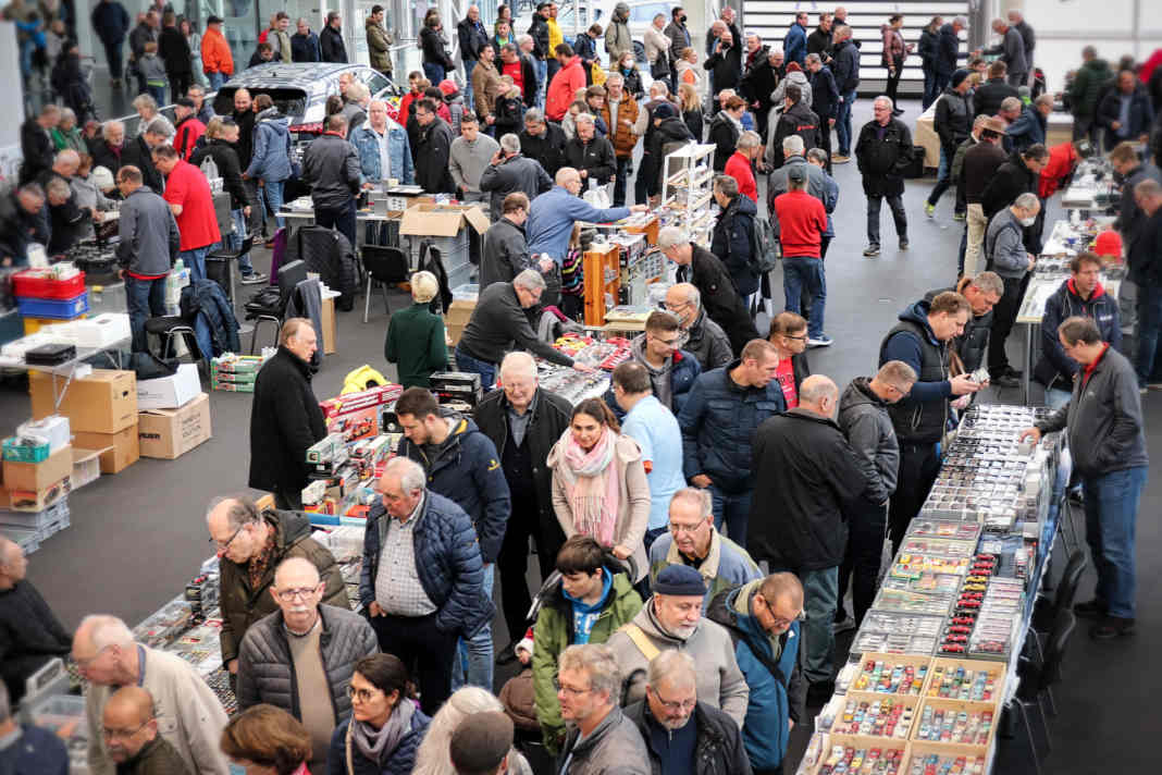 Volle Hütte: Seit drei Jahrzehnten füllt die Modellautobörse im Audi Forum Ingolstadt die riesige Übergabehalle mit Besuchern. Das ist ein Top-Event! ] Foto: Nerb