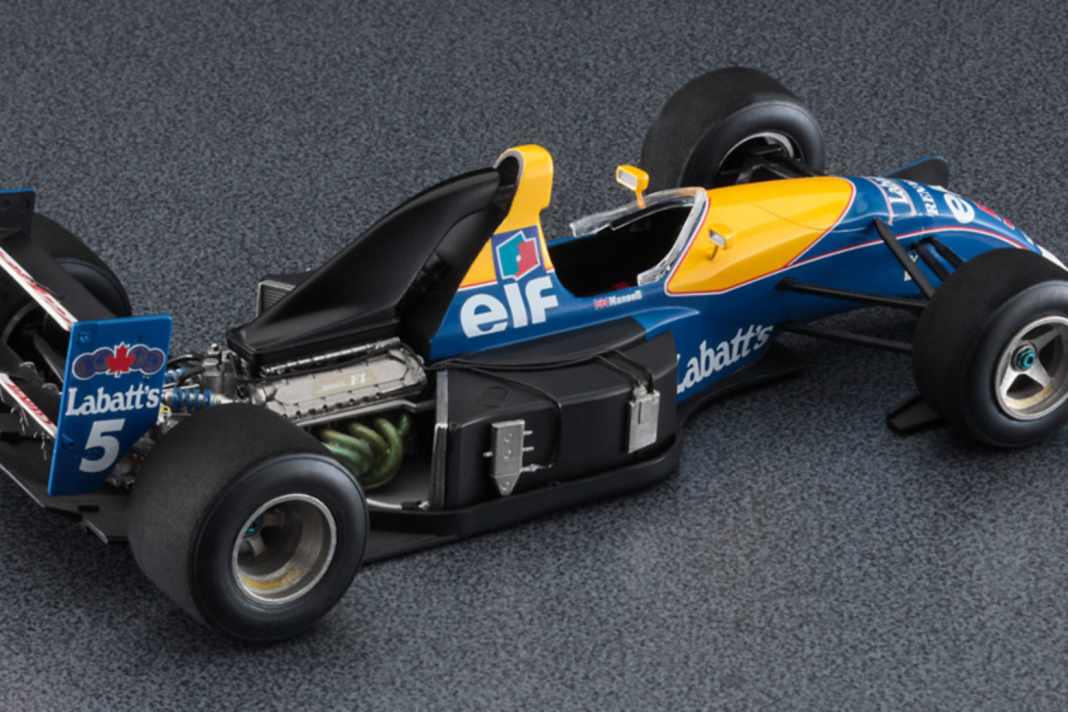 Die Motorhaube des Williams-Renault FW14 von Hasegawa zeigt unter der Heckhaube einen Motor aus Zinkdruckgussteilen ] Foto: Werk