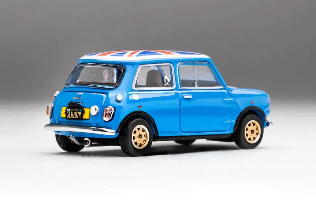 Das Sondermodell des Mini 1000 ist hellblau lackiert und rollt auf zweifarbigen Leichtmetallfelgen aus der Sammlerbox ] Foto: Werk