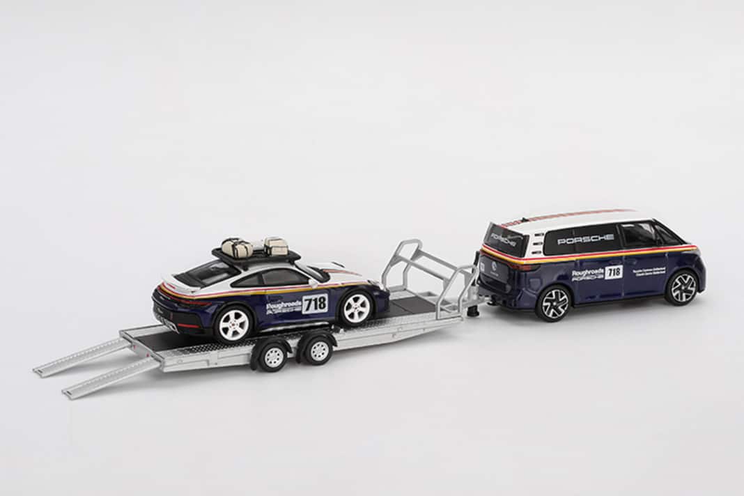 Auch die Extras stimmen: Der 1:64-Trailer besitzt schon die passenden Auffahrrampen und der Porsche 911 Dakar hat Racing-Gepäck für die Wüste auf dem Dach. ] Foto: Mini GT