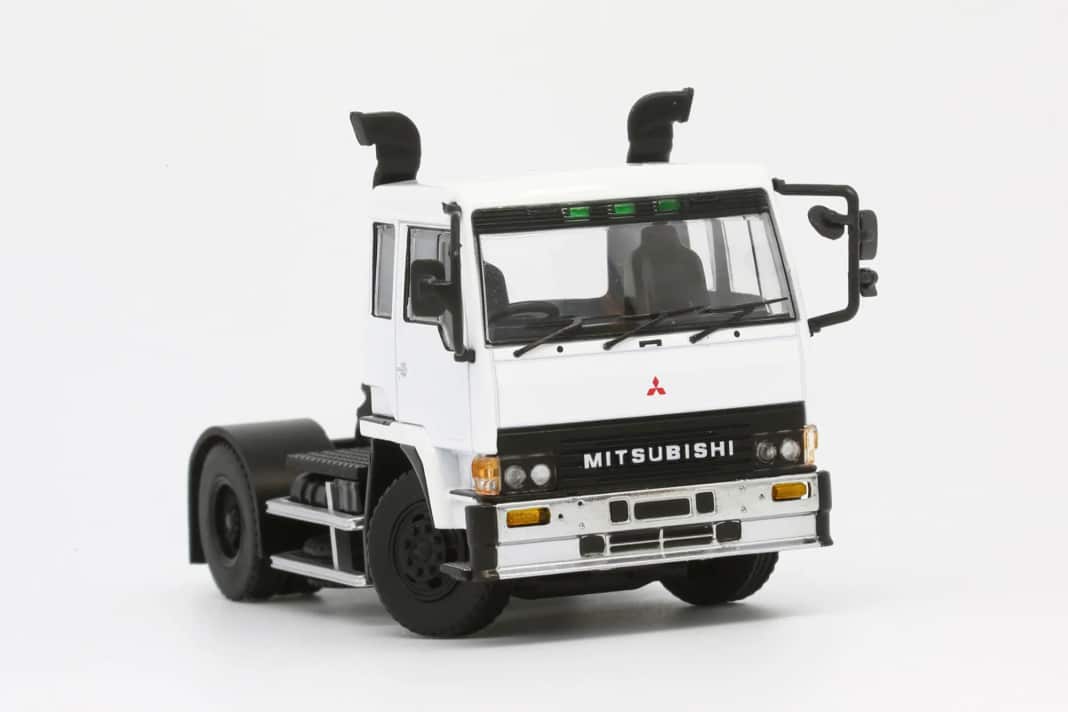 Das Fuso-Arbeits-Tier in 1:64 gibt es bei Model 1 auch in Weiß zu kaufen und in der Version des "The Great" von 1986 ] Foto: HLJ/Model 1