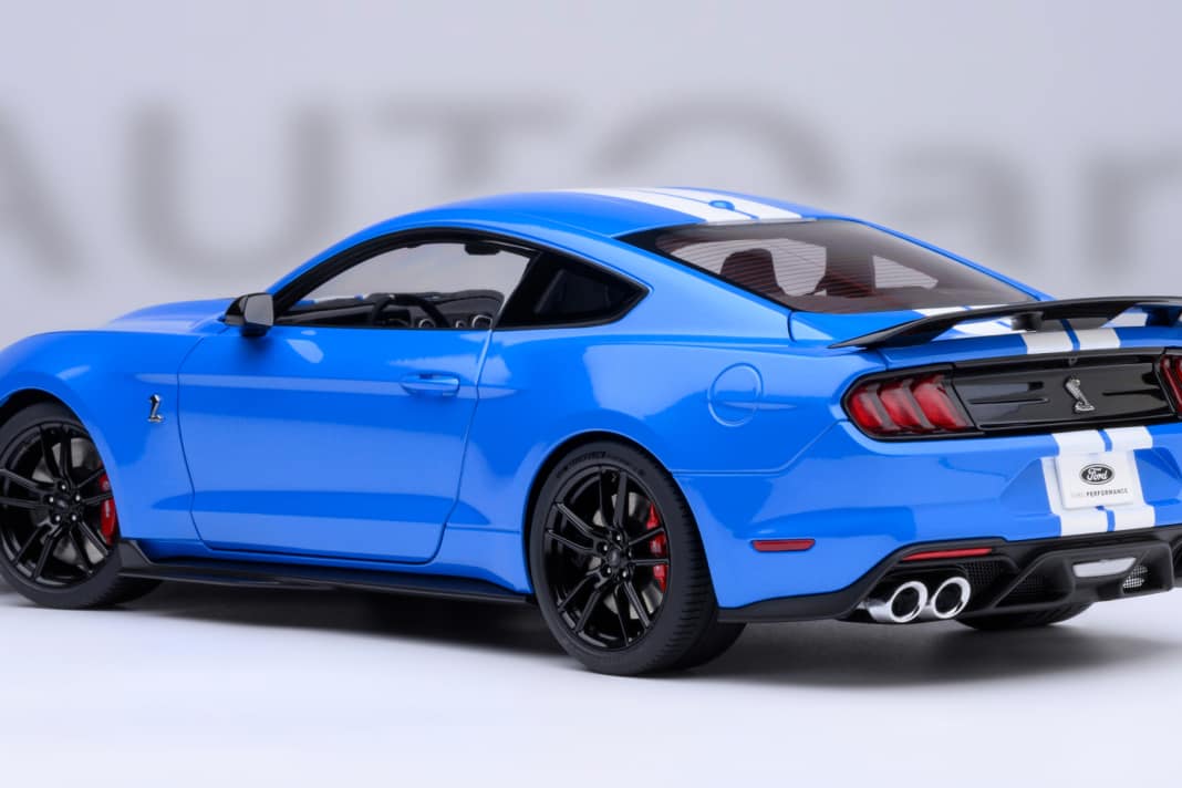 Die neue Autoart-Version des Shelby Mustang GT 500 fährt selbstverständlich als Fastback mit präzise getroffenen Proportionen aus der Box ] Foto: Werk