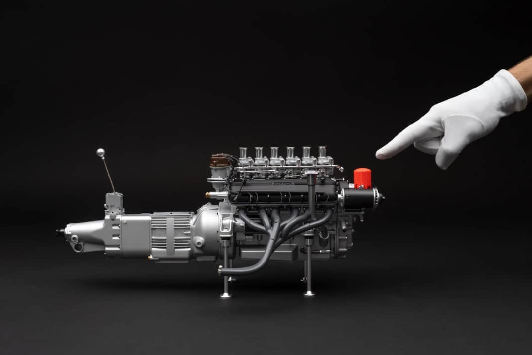 Der Motor misst samt dem Getriebe 32 Zentimeter in der Länge. Das 1:4-Modell hat Amalgam auf 250 Stück weltweit limitiert. ] Foto: Amalgam