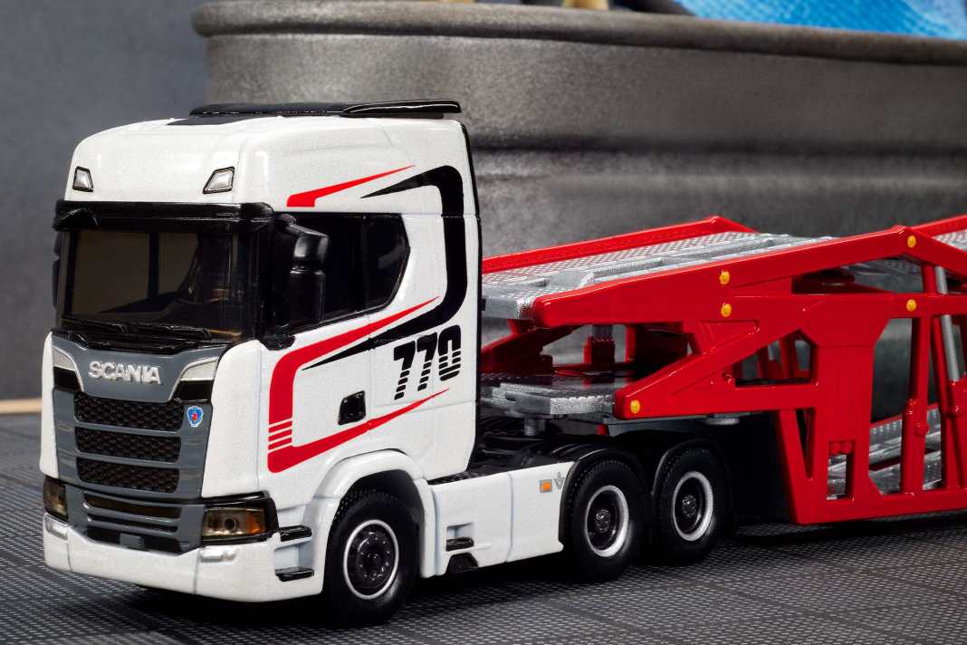 Auch die Dekoration des Sattelzugmaschine von Hot Wheels ist sehr aufwendig in 1:64 umgesetzt ] Foto: Werk