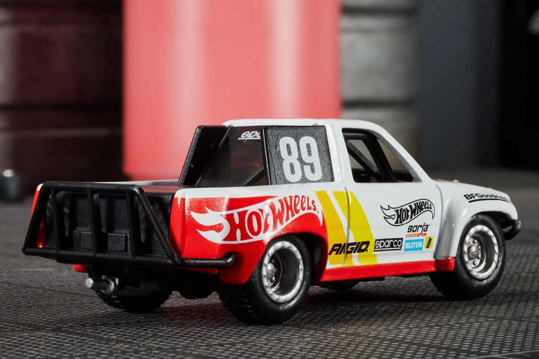 Stadium Trucks sind so etwas wie automobile Hüpfburgen. Mattel bringt jetzt solch einen Toyota Hilux in bunter Dekoration in 1:64. ] Foto: Werk