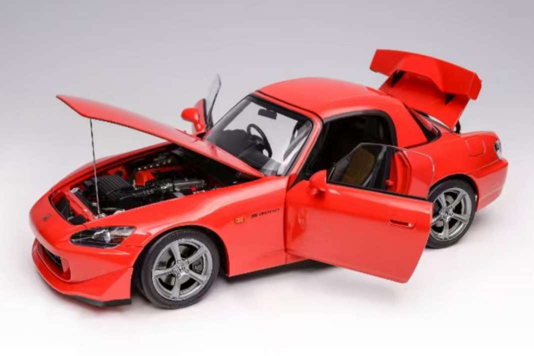 Ein Bild sagt mehr als tausend Worte: Der S 2000 von Motorhelix in 1:18 ist fantastisch detailliert und kommt mit Hardtop! ] Foto: Werk