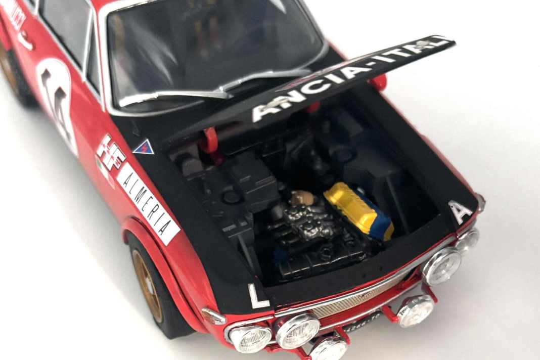 Die Details kommen bei dem neuen Bausatz von Italeri nicht zu kurz. Unter der beweglichen Haube vorne zeigt der Bausatz einen fein gemachten Vierzylinder. ] Foto: Italeri