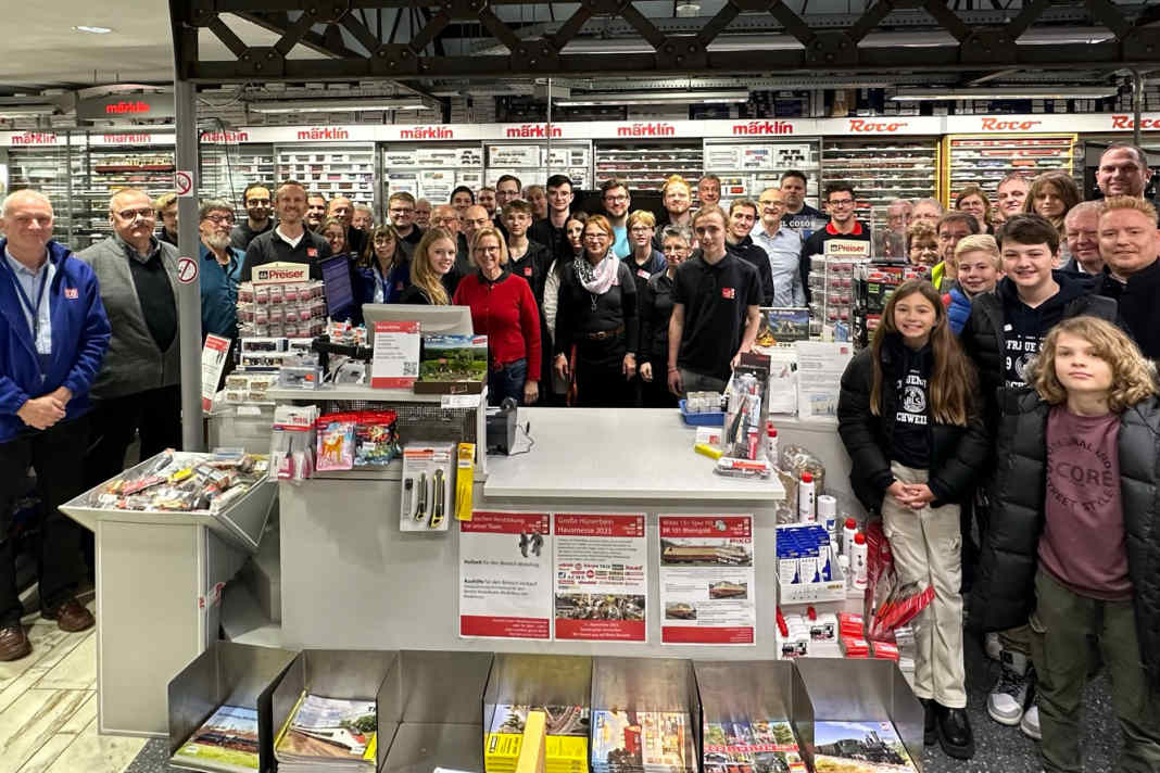 Dieses Bild aus dem letzten Jahr zeigt, wie bunt gemischt das Publikum bei der Hausmesse vom Modellbahn-Center Hünerbein aus Aachen ist ] Foto: Werk